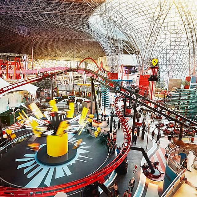 Ferrari World met gratis shuttlebus
