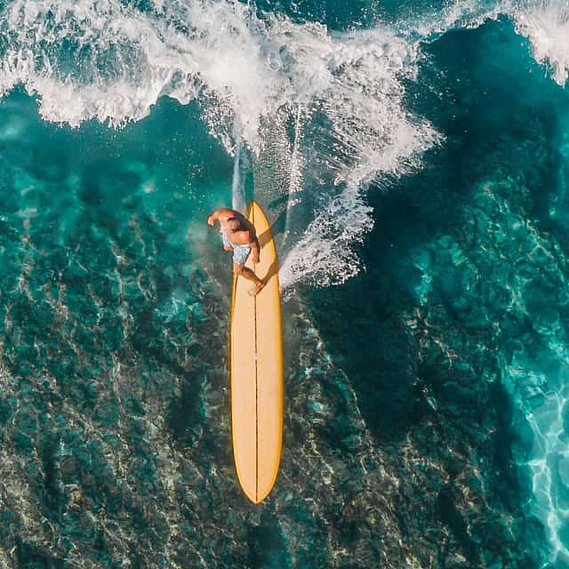 Lezione di longboard in acqua