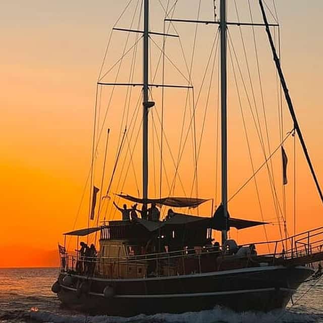 Athens Riviera Sunset Dinner Cruise to Ydrousa & Vouliagmeni