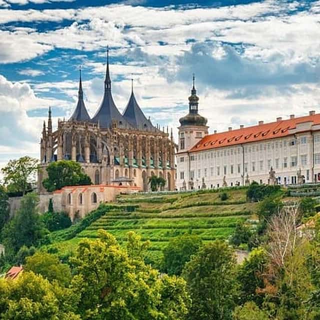 Private transfer from Prague to Budapest with a Sightseeing stop in Kutna Hora