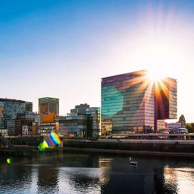 Privétransfer: Brussel naar Düsseldorf, 2u stop in Maastricht