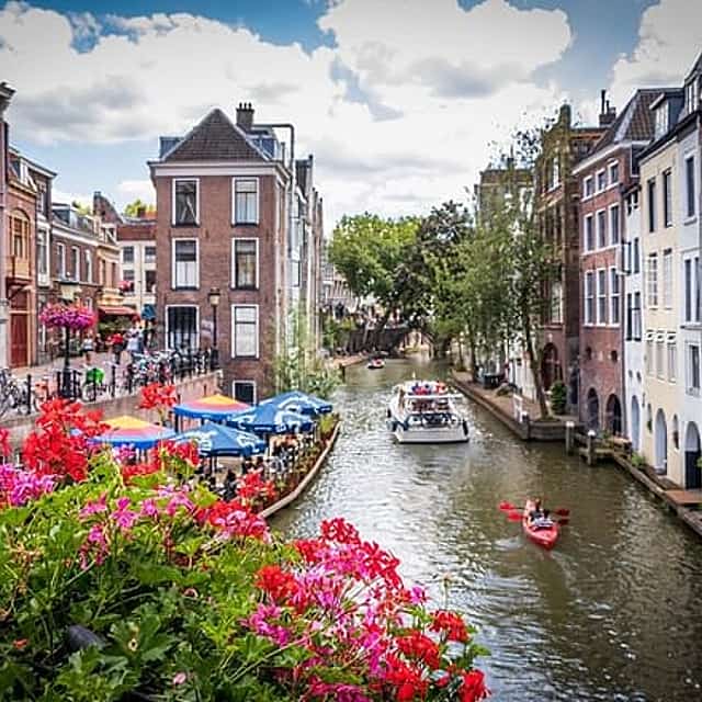 Private transfer from Amsterdam to Arnhem, 2h Stop in Utrecht
