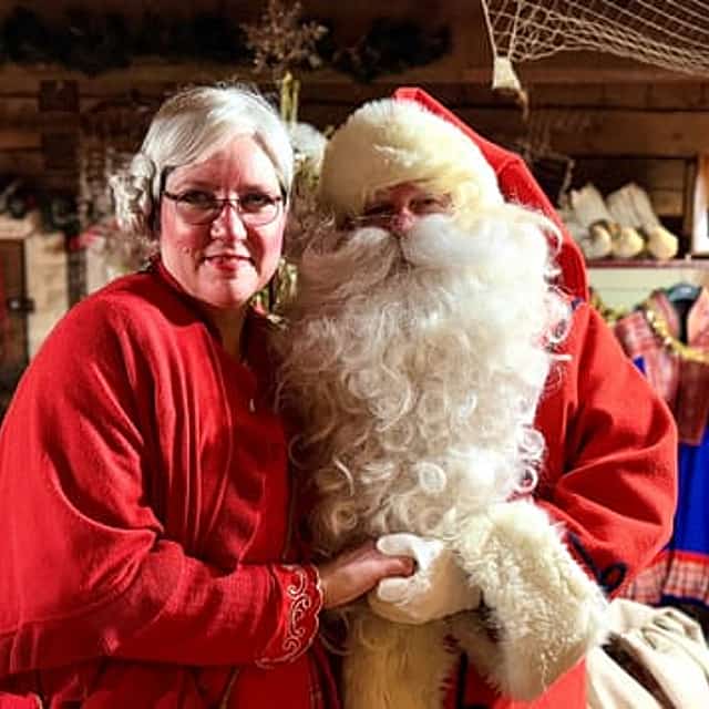 Meet Santa Claus & Mrs. Claus in a Secret Hideaway, Levi ®