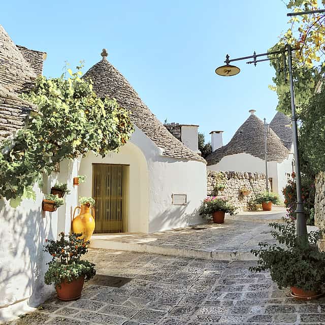 Besuchen Sie Alberobello & Matera von Bari aus.
