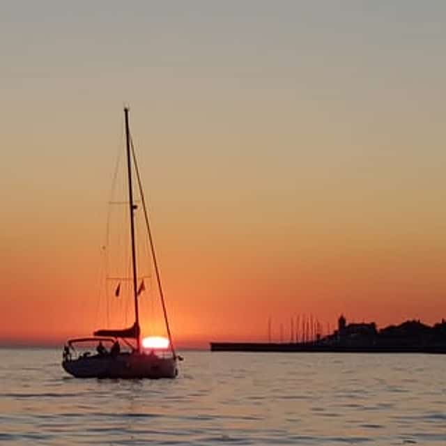 Paseo en Crucero Privado de Lujo al Atardecer de 2h en Cascais con una bebida de bienvenida