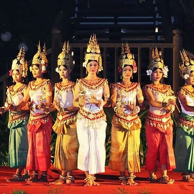 Apsara Dance Performance Including Buffet Dinner and Hotel Pickup