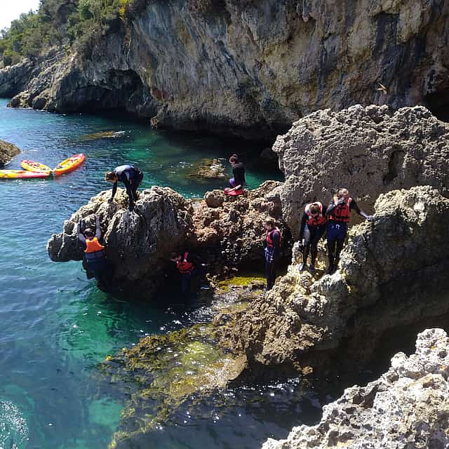 Aventura de dia inteiro de caiaque e coasteering em Lisboa
