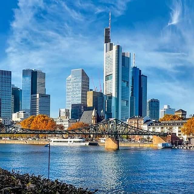 Privétransfer: Brugge naar Frankfurt met een sightseeingstop van 2 uur