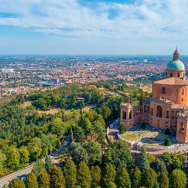 Private Transfer from Rome to Bologna with 2 Hours Sightseeing