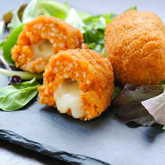 Experiencia Gastronómica Emiliana con un Local en Bolonia
