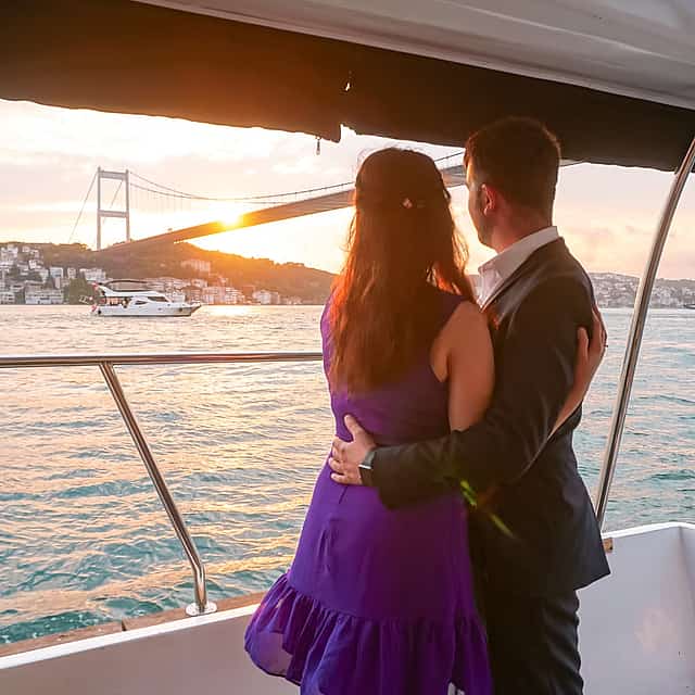 Dîner sur un yacht privé