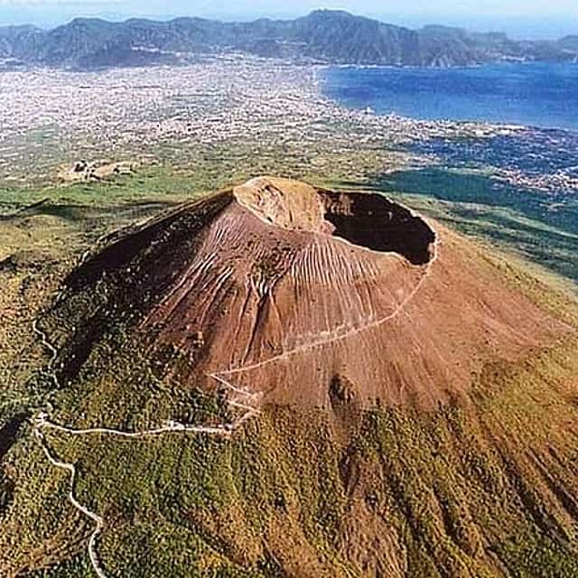 Mt Vesuvius and Pompeii Tour by Bus from Sorrento