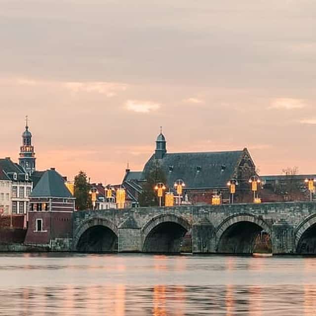 Privé transfer van Brugge naar Frankfurt, 2 uur Stop in Maastricht