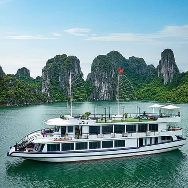 Halong Bay Day Cruise from Hanoi: Buffet, Jacuzzi & Scenic Views