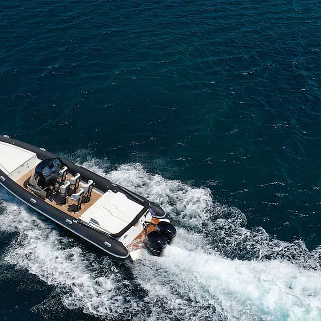 Yüksek Hızlı Powerboat Sürüşü