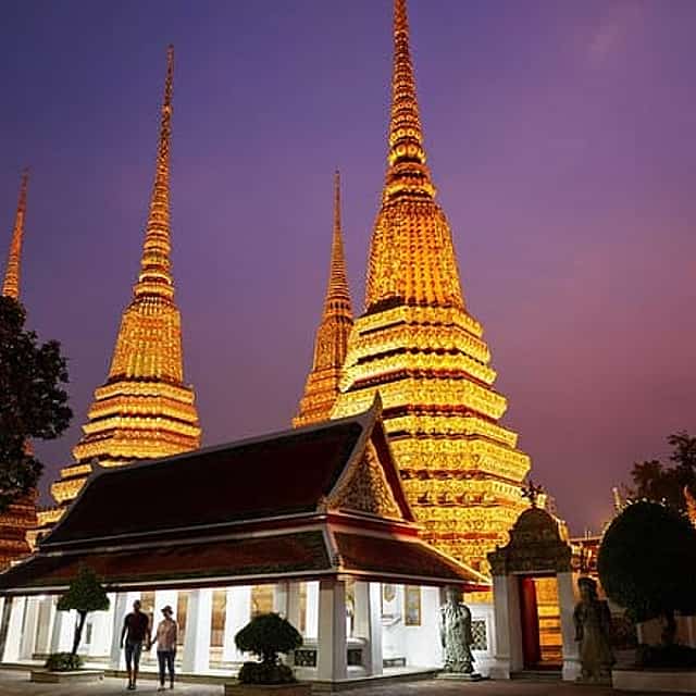 Bangkok Night Tour: Wat Arun, Wat Pho & Chinatown – Small Group
