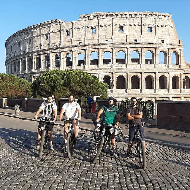 Halbtägige WOW Rom Highlights Fahrradtour mit Schnelleinlass zum Kolosseum und Führung
