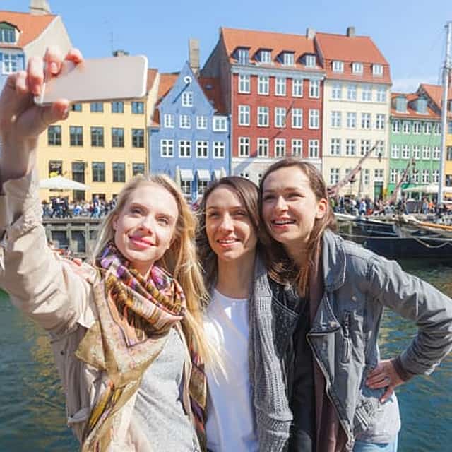 2 Hours : Copenhagen City Highlights Group Walking Tour - German