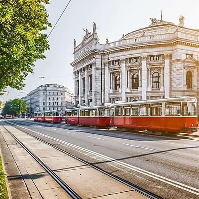 Prague to Vienna - Private Transfer with 2 hours of Sightseeing