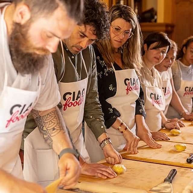 From Florence: Tuscan cooking class and San Lorenzo food market small group tour