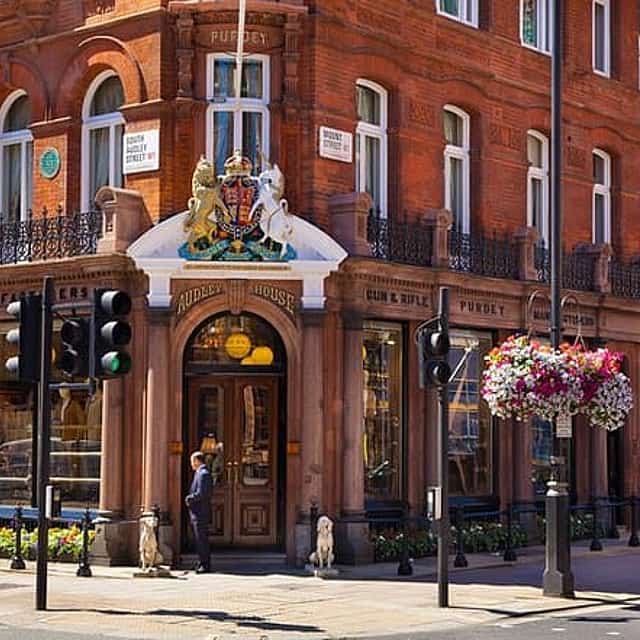 Luxurious Mayfair in London Tour and Exploration Game