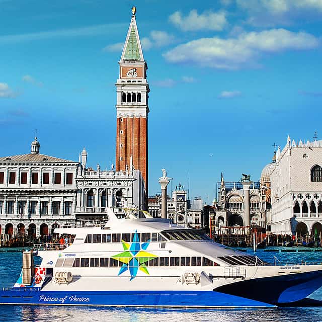 يوم في البندقية بالCatamaran
