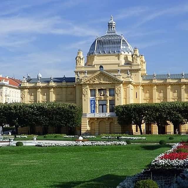 Zadar to Zagreb Private Transfer with Sightseeing Stop