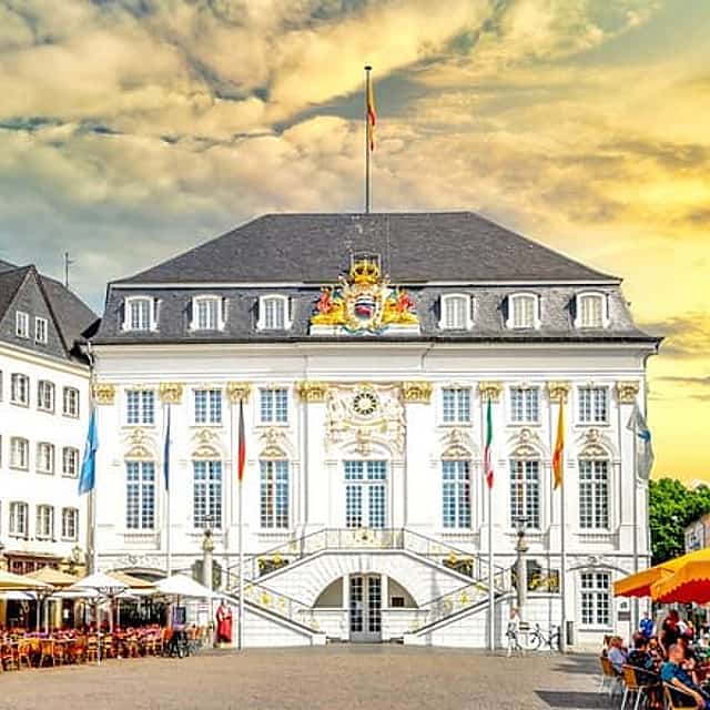 Privétransfer: Brussel naar Bonn, 2 uur Sightseeingstop in Luik