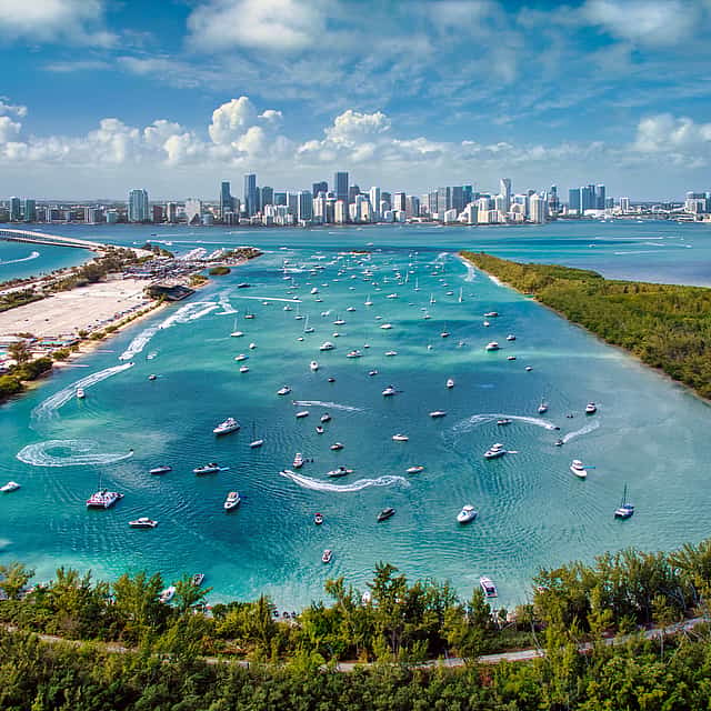 Atemberaubende Bootstour zu den Villen der Stars und der malerischen Skyline von Miami
