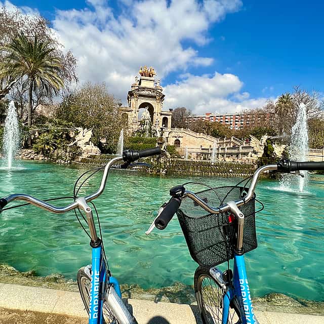 "Tour en bicicleta por Barcelona con degustación de tapas"