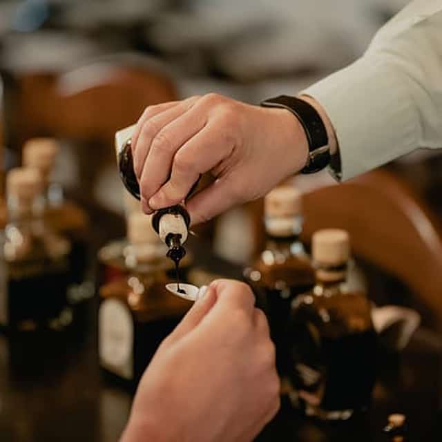 Modena: shared guided tour and tasting of superb Balsamic Vinegar (French)