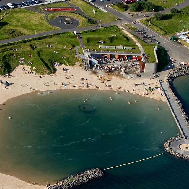 Dip in the Ocean and warm-up in Nautholsvik swimming pool