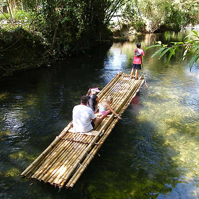 Phuket: Spływ tratwami bambusowymi, trekking na słoniach z 30-minutową przejażdżką quadami.

