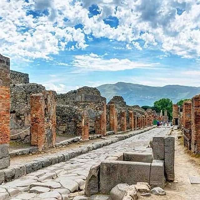 Pompeii and Mt. Vesuvius Full Day Tour with Italian Lunch