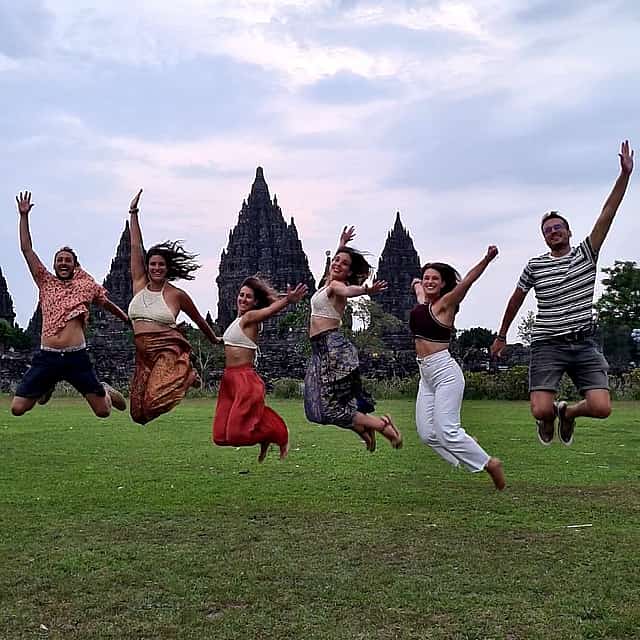 Subida al Borobudur hasta la cima, recorrido por la aldea y visita a Prambanan.
