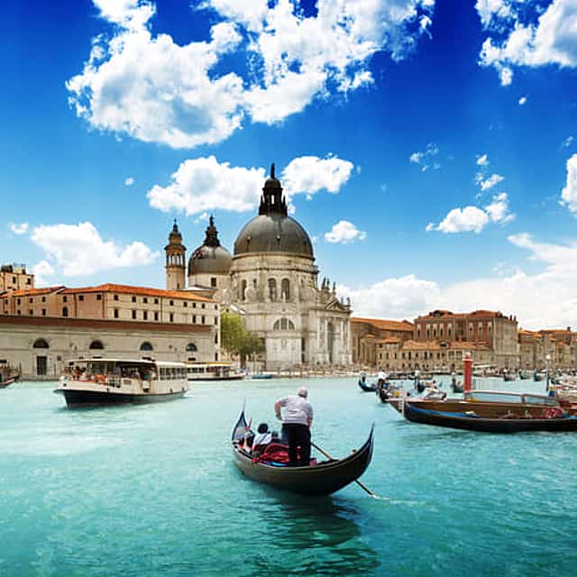 Gondola ride and discover Venice walking tour