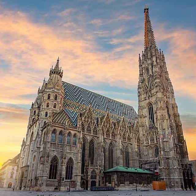 Private Scenic Transfer from Munich to Vienna with 4h of Sightseeing