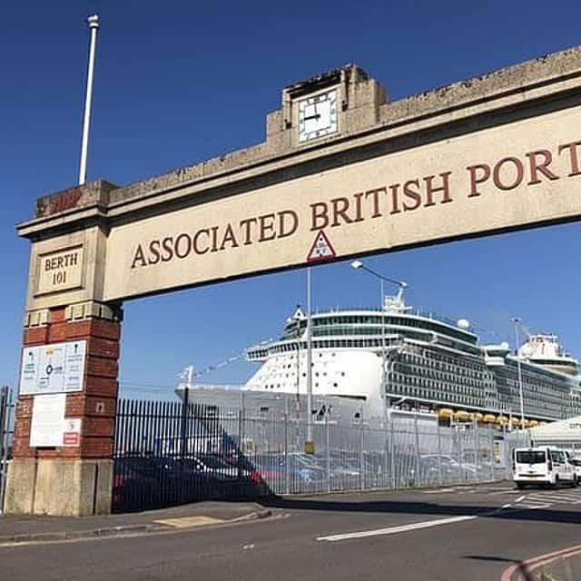 Transfer von Southampton Hafen nach London mit Besuch von Stonehenge