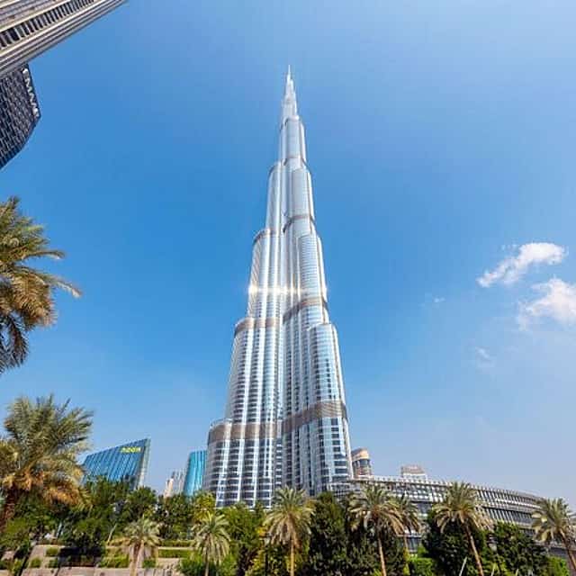 Посещение 124/125 этажей Бурдж-Халифа, шоппинг-тур по Dubai Mall и ужин на лодке доу в районе Дубай Марина.
