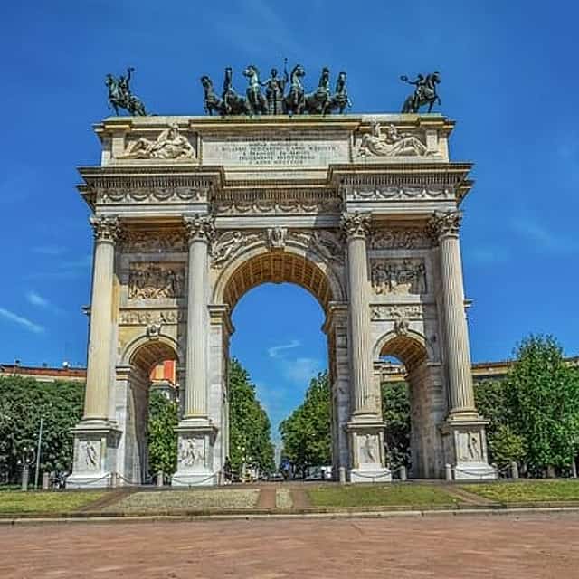 Private Transfer From Bologna To Milan With a 2 Hour Stop