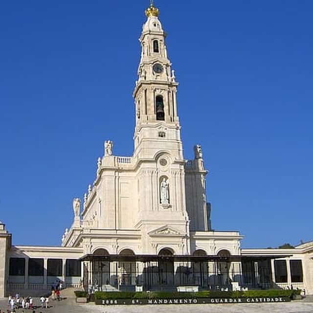 Private tour from Lisboa to Tomar, Fatima and back, local driver