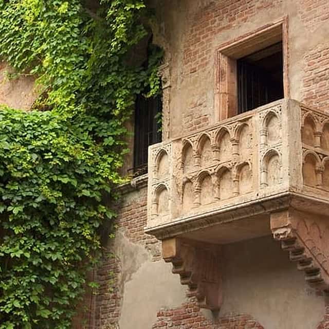 Visit of Verona and Lake Garda. Full day tour from Milan