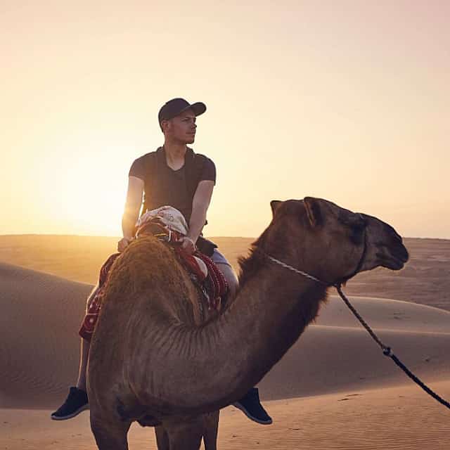 Safari por el desierto al atardecer en Ajman
