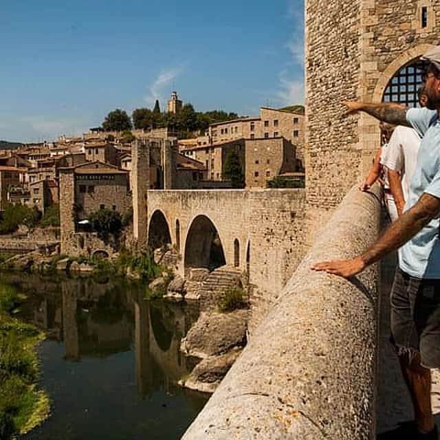 Girona, pueblos medievales y almuerzo con vistas al lago desde Barcelona