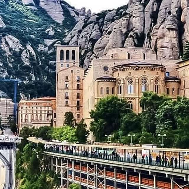 Private Montserrat Tour, Wine Taste & Local Lunch from Barcelona