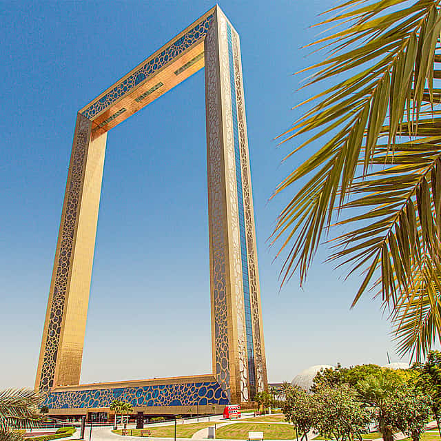 Посещение Dubai Frame и сафари по пустыне с ужином-барбекю.
