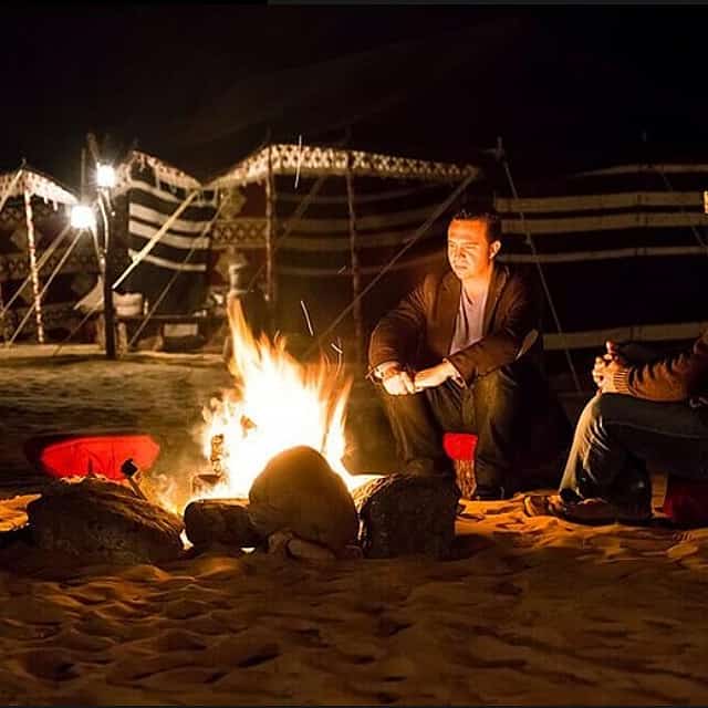 Safari nocturne à Abu Dhabi avec danse du ventre, promenade à dos de chameau et barbecue

