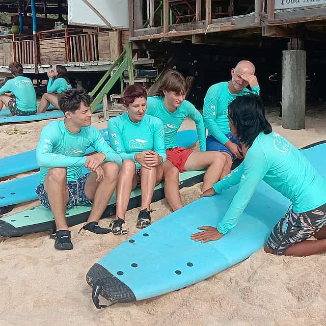 Lezione di surf in famiglia o in gruppo per 3 persone