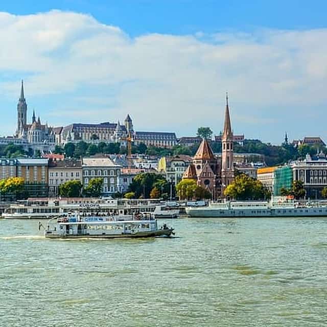 Private Scenic Transfer from Salzburg to Budapest with 4h of Sightseeing