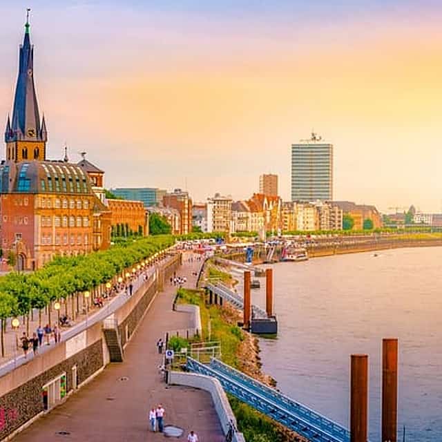 Privétransfer van Brugge naar Düsseldorf, 2 uur stop in Eindhoven